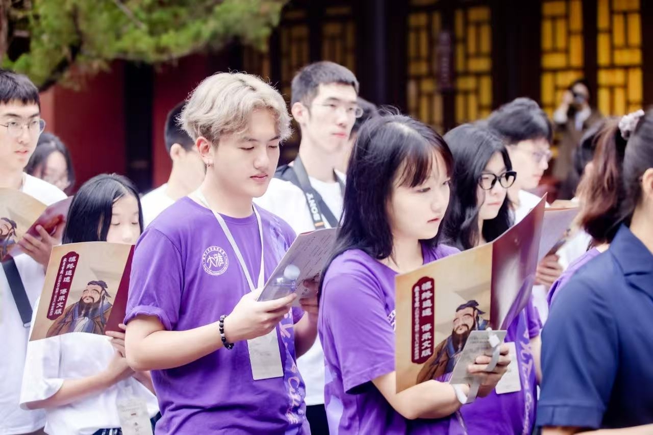 澳大學生到湖南大學參加祭孔大典   