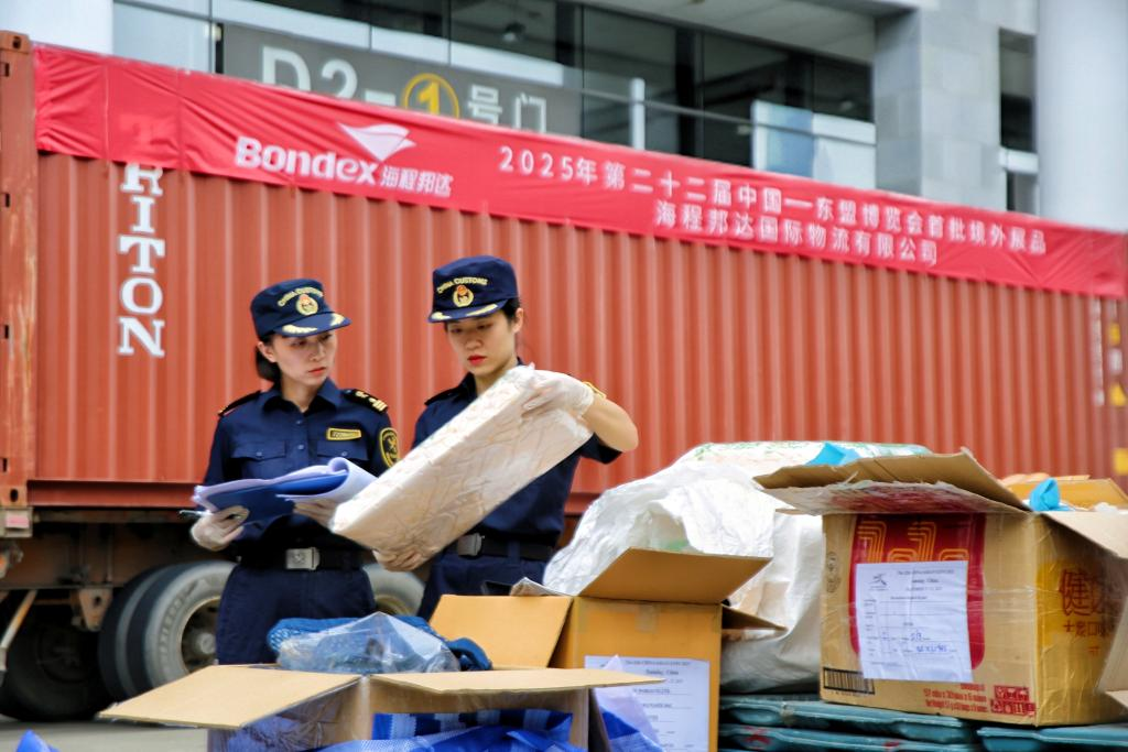 第22屆中國—東盟博覽會     首批入境展品運抵南寧國際會展中心 